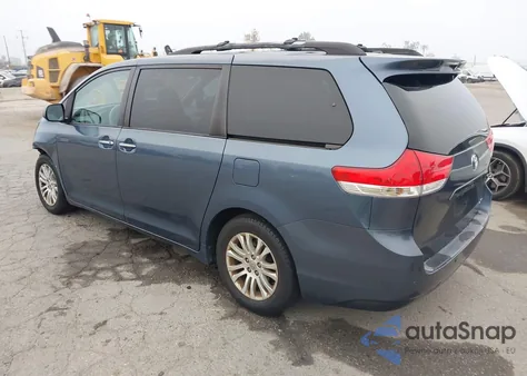 2013 Toyota Sienna Xle V6 8 Passenger z USA, uszkodzony, nr VIN 5TDYK3DC8DS364236